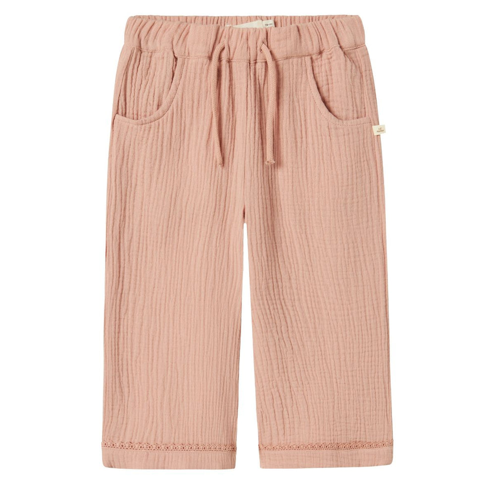 De lulu broek in misty rose van het merk Lil' Atelier is de ideale keuze voor het creëren van stijlvolle en comfortabele outfits voor jouw kindje. Gemaakt van een mix van 100% biologisch katoen, biedt deze broek zowel zachtheid als een goede pasvorm. VanZus