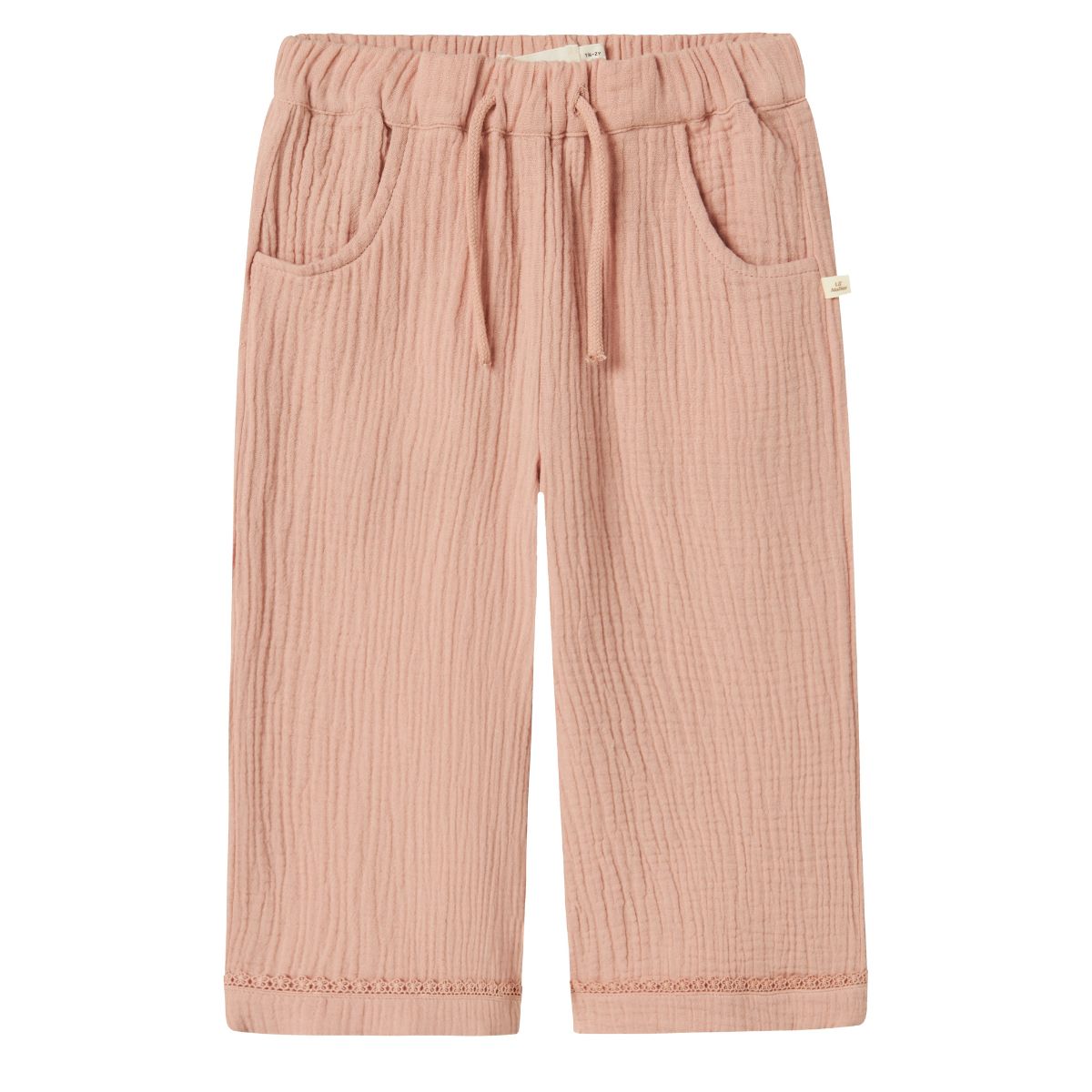 De lulu broek in misty rose van het merk Lil' Atelier is de ideale keuze voor het creëren van stijlvolle en comfortabele outfits voor jouw kindje. Gemaakt van een mix van 100% biologisch katoen, biedt deze broek zowel zachtheid als een goede pasvorm. VanZus