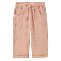 De lulu broek in misty rose van het merk Lil' Atelier is de ideale keuze voor het creëren van stijlvolle en comfortabele outfits voor jouw kindje. Gemaakt van een mix van 100% biologisch katoen, biedt deze broek zowel zachtheid als een goede pasvorm. VanZus