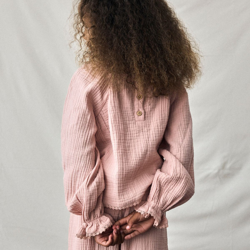 De lulu broek in misty rose van het merk Lil' Atelier is de ideale keuze voor het creëren van stijlvolle en comfortabele outfits voor jouw kindje. Gemaakt van een mix van 100% biologisch katoen, biedt deze broek zowel zachtheid als een goede pasvorm. VanZus