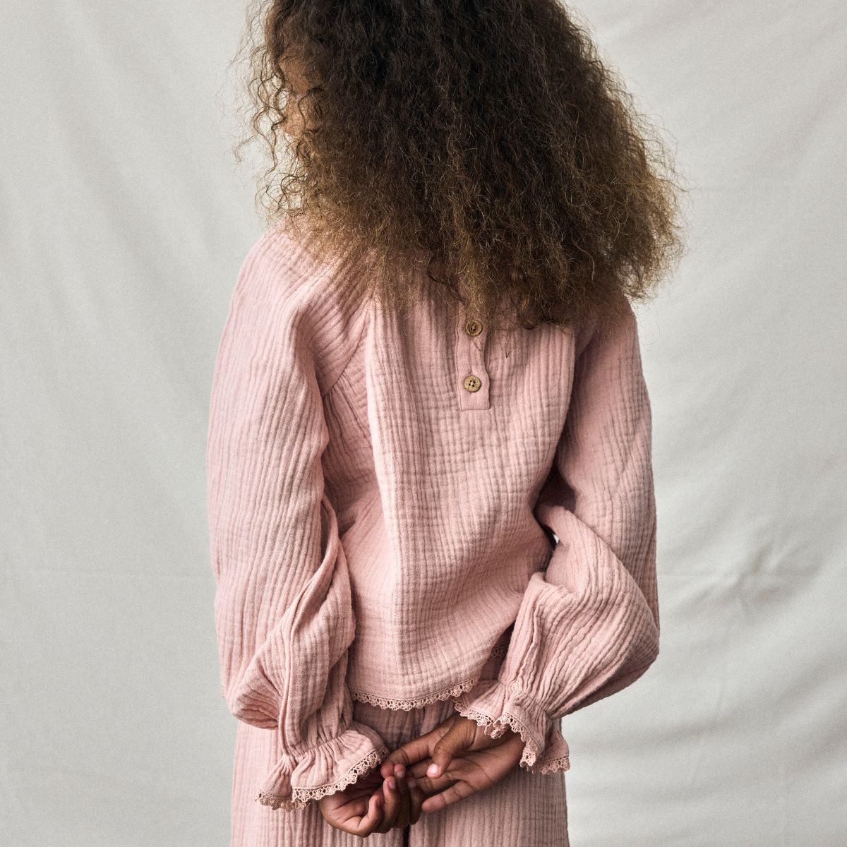De lulu broek in misty rose van het merk Lil' Atelier is de ideale keuze voor het creëren van stijlvolle en comfortabele outfits voor jouw kindje. Gemaakt van een mix van 100% biologisch katoen, biedt deze broek zowel zachtheid als een goede pasvorm. VanZus