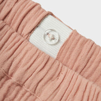 De lulu broek in misty rose van het merk Lil' Atelier is de ideale keuze voor het creëren van stijlvolle en comfortabele outfits voor jouw kindje. Gemaakt van een mix van 100% biologisch katoen, biedt deze broek zowel zachtheid als een goede pasvorm. VanZus