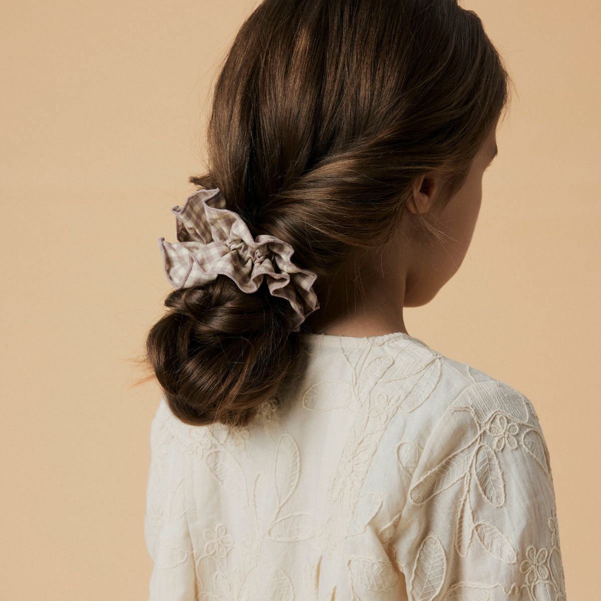 Maak de outfit van je kind compleet met de Lil' Atelier Lulu Scrunchie in de elegante kleur etherea. Deze stijlvolle en praktische haaraccessoire voegt een speelse en verfijnde touch toe aan elke look. VanZus