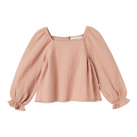 Hoe lief is dit schattige lulu shirt in de kleur misty rose van het merk Lil' Atelier?! Dit lieve blousje in een roze kleur kun je geweldig combineren met een fijne spijkerbroek of een schattig rokje. VanZus