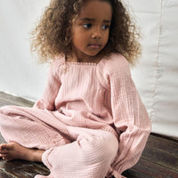 Hoe lief is dit schattige lulu shirt in de kleur misty rose van het merk Lil' Atelier?! Dit lieve blousje in een roze kleur kun je geweldig combineren met een fijne spijkerbroek of een schattig rokje. VanZus
