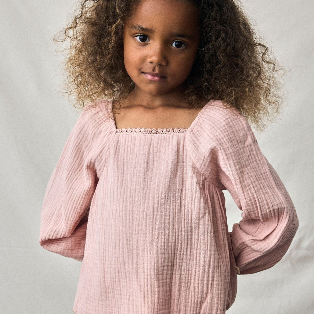Hoe lief is dit schattige lulu shirt in de kleur misty rose van het merk Lil' Atelier?! Dit lieve blousje in een roze kleur kun je geweldig combineren met een fijne spijkerbroek of een schattig rokje. VanZus