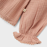 Hoe lief is dit schattige lulu shirt in de kleur misty rose van het merk Lil' Atelier?! Dit lieve blousje in een roze kleur kun je geweldig combineren met een fijne spijkerbroek of een schattig rokje. VanZus