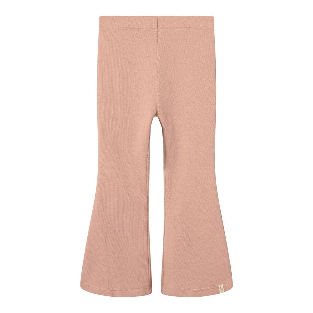 Hoe cute is deze hippe luna bootcut legging in de mooie kleur misty rose van het merk Lil' Atelier?! Deze roze legging heeft een super hip bootcut model en kun je geweldige leuk combineren met allerlei items, zoals een fijne trui, een lekker t-shirt of een spijkerjasje. VanZus