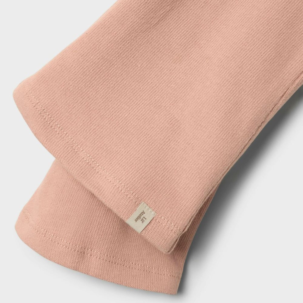 Hoe cute is deze hippe luna bootcut legging in de mooie kleur misty rose van het merk Lil' Atelier?! Deze roze legging heeft een super hip bootcut model en kun je geweldige leuk combineren met allerlei items, zoals een fijne trui, een lekker t-shirt of een spijkerjasje. VanZus