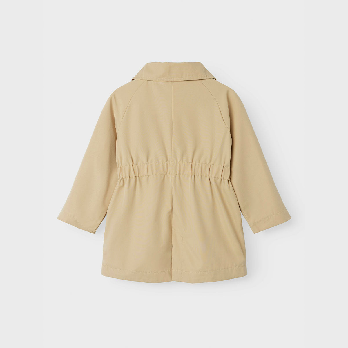 De madelin trenchcoat in de kleur irish cream van het merk Lil' Atelier is een absolute must have zomer. Deze stijlvolle zomerjas is gemaakt van gerecycled polyester en katoen, waardoor het niet alleen trendy is, maar ook duurzaam. VanZus