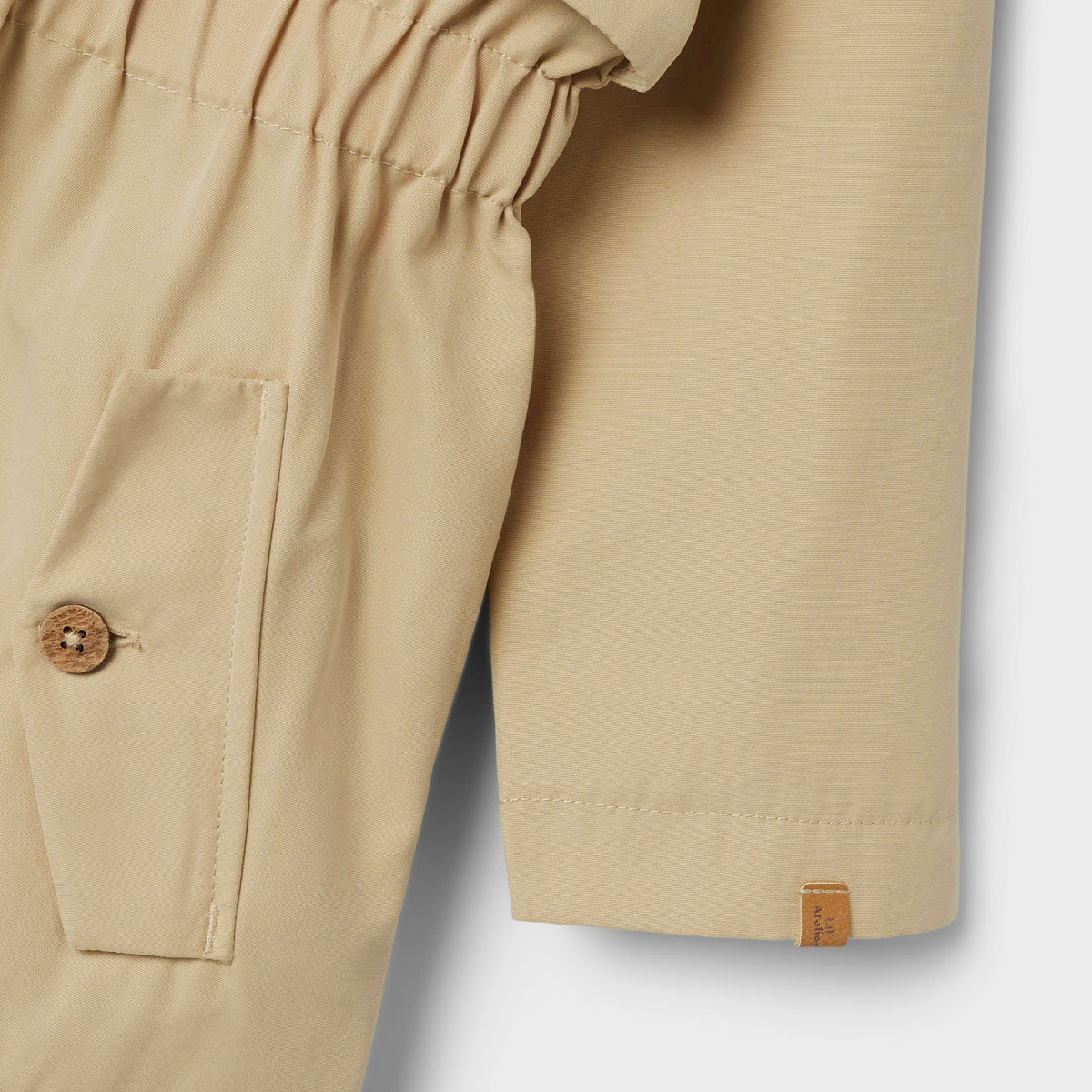 De madelin trenchcoat in de kleur irish cream van het merk Lil' Atelier is een absolute must have zomer. Deze stijlvolle zomerjas is gemaakt van gerecycled polyester en katoen, waardoor het niet alleen trendy is, maar ook duurzaam. VanZus