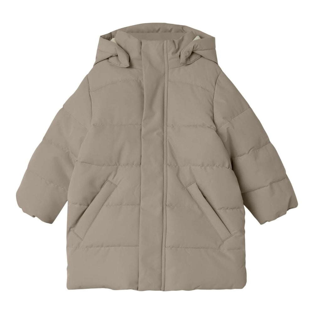 Kleed je kind lekker warm aan voor de winter met deze geweldige medow03 puffer lange jas in de kleur overland trek van het merk Lil' Atelier. Deze jas ziet er niet alleen tof uit, hij is ook heerlijk warm! VanZus