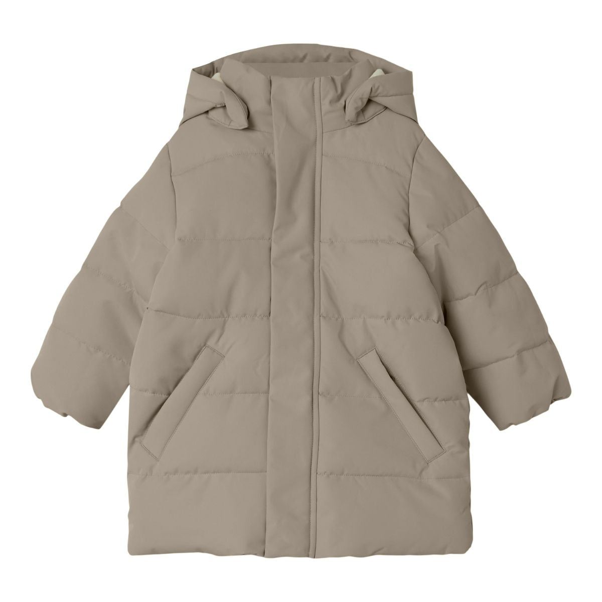 Kleed je kind lekker warm aan voor de winter met deze geweldige medow03 puffer lange jas in de kleur overland trek van het merk Lil' Atelier. Deze jas ziet er niet alleen tof uit, hij is ook heerlijk warm! VanZus