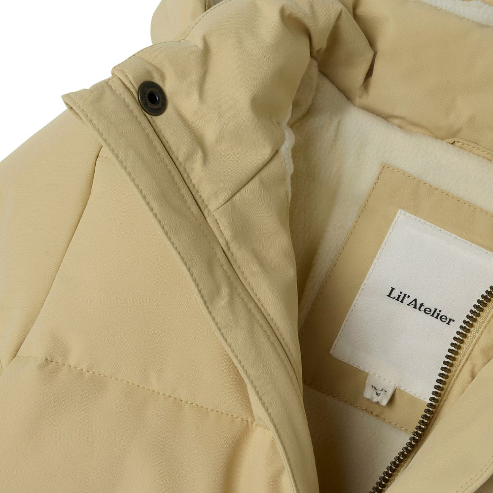 Kleed je kind lekker warm aan voor de winter met deze geweldige medow03 puffer lange jas in de kleur oxford tan van het merk Lil' Atelier. Deze jas ziet er niet alleen tof uit, hij is ook heerlijk warm! VanZus