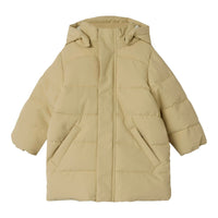 Kleed je kind lekker warm aan voor de winter met deze geweldige medow03 puffer lange jas in de kleur oxford tan van het merk Lil' Atelier. Deze jas ziet er niet alleen tof uit, hij is ook heerlijk warm! VanZus