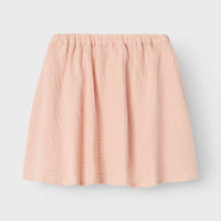 Deze leuke midi rok cameo rose van het merk Lil' Atelier is de eyecatcher van elke zomerse outfit! De rok heeft een schattige roze kleur, voelt heerlijk luchtig aan en is goed te combineren met allerlei items. VanZus