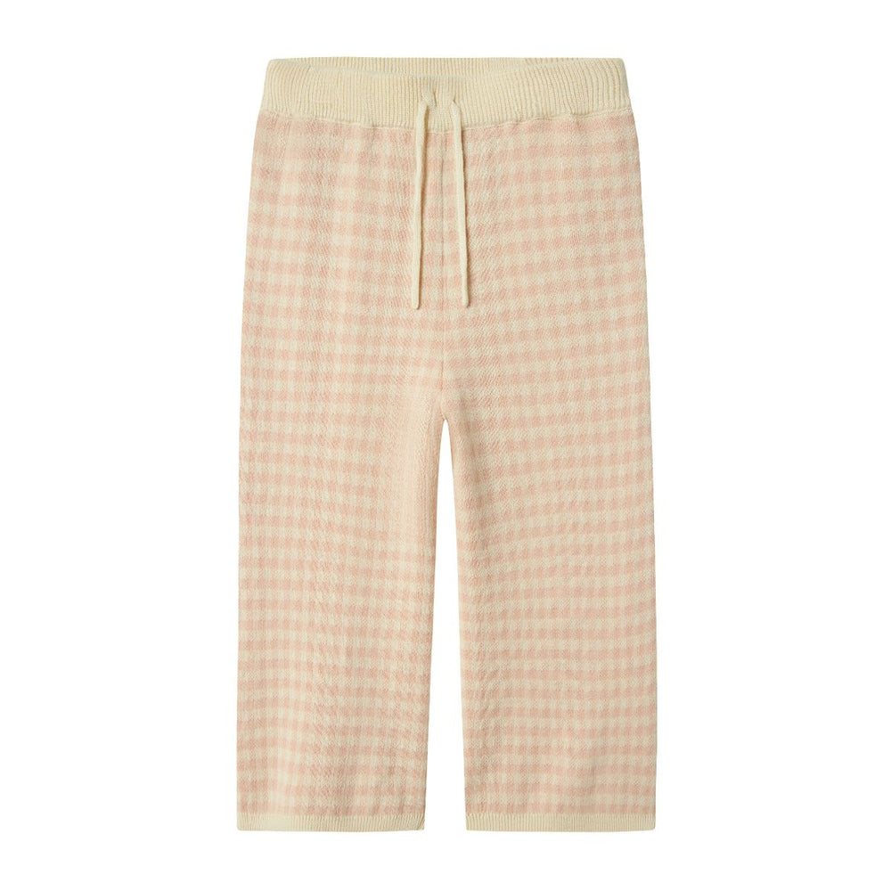 Ben je op zoek naar een comfortabele en hippe broek voor jouw kind? Dan is deze nadie wide knit broek in de kleur cameo rose van het merk Lil' Atelier een must have! Deze broek ziet er niet alleen super hip uit, maar zit ook ontzettend lekker! VanZus