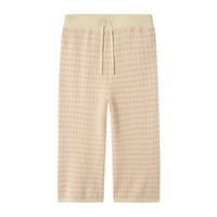 Ben je op zoek naar een comfortabele en hippe broek voor jouw kind? Dan is deze nadie wide knit broek in de kleur cameo rose van het merk Lil' Atelier een must have! Deze broek ziet er niet alleen super hip uit, maar zit ook ontzettend lekker! VanZus