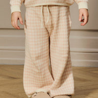 Ben je op zoek naar een comfortabele en hippe broek voor jouw kind? Dan is deze nadie wide knit broek in de kleur cameo rose van het merk Lil' Atelier een must have! Deze broek ziet er niet alleen super hip uit, maar zit ook ontzettend lekker! VanZus