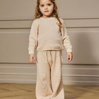 Ben je op zoek naar een comfortabele en hippe broek voor jouw kind? Dan is deze nadie wide knit broek in de kleur cameo rose van het merk Lil' Atelier een must have! Deze broek ziet er niet alleen super hip uit, maar zit ook ontzettend lekker! VanZus
