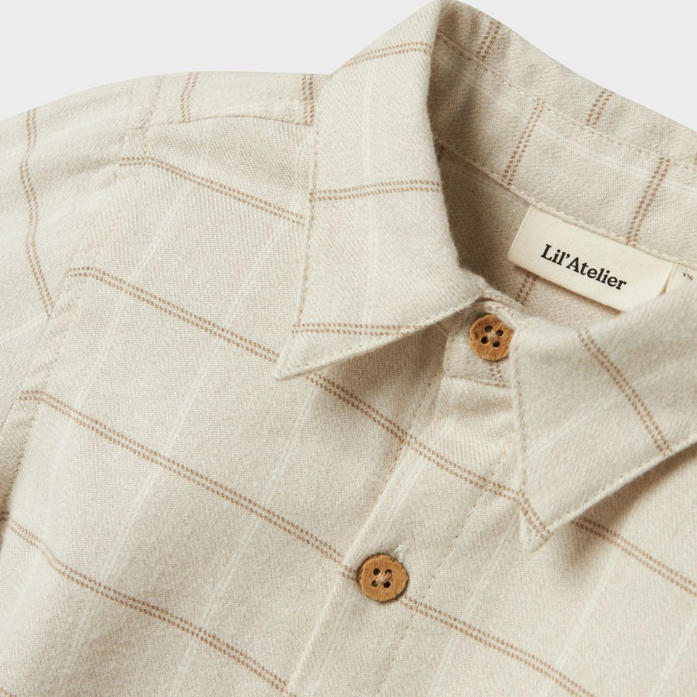 Hoe tof is dit nadim shirt in de variant pure cashmere van het merk Lil' Atelier?! Dit nette shirt is perfect voor feestelijke gelegenheden. Het shirt is gemaakt van 100% biologisch katoen. VanZus