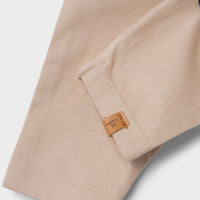 Hoe schattig is deze nael broek in de kleur irish cream van het merk Lil' Atelier?! Deze mooie broek is ideaal voor feestelijke gelegenheden, zoals bijvoorbeeld kerst! De broek ziet er ontzettend chique uit, maar zit ook heel comfortabel. VanZus