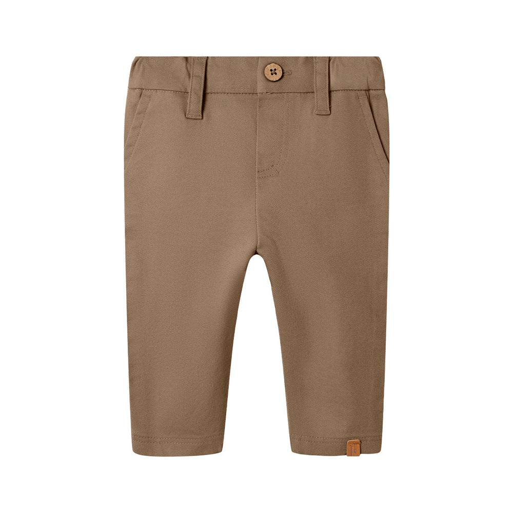 Hoe schattig is deze nael broek in de kleur sepia team van het merk Lil' Atelier?! Deze mooie broek is ideaal voor feestelijke gelegenheden, zoals bijvoorbeeld kerst! De broek ziet er ontzettend chique uit, maar zit ook heel comfortabel. VanZus