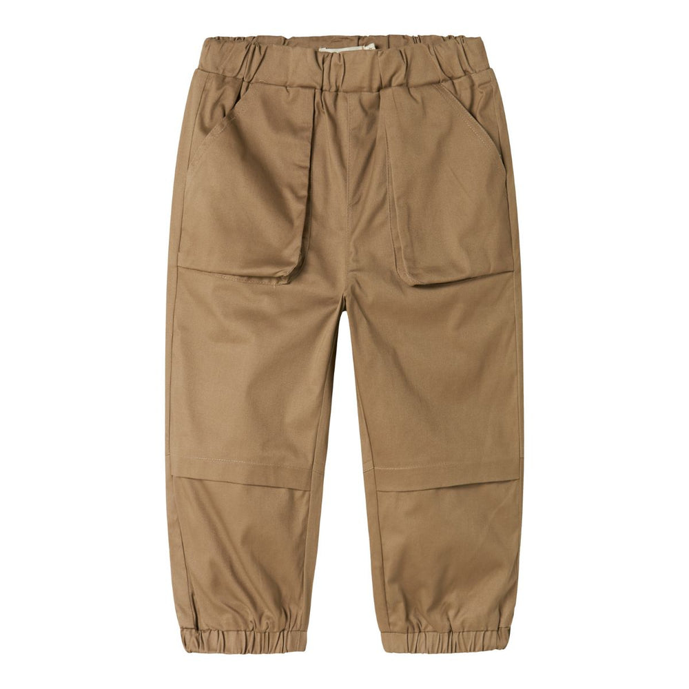 De nage baggy broek in de kleur sepia tint van het merk Lil' Atelier is de perfecte mix van stijl en comfort voor je kleintje. Gemaakt van zacht, ademend biologisch katoen, voelt deze broek heerlijk aan op de huid. VanZus