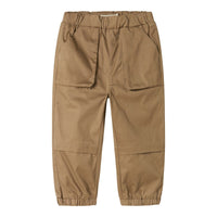 De nage baggy broek in de kleur sepia tint van het merk Lil' Atelier is de perfecte mix van stijl en comfort voor je kleintje. Gemaakt van zacht, ademend biologisch katoen, voelt deze broek heerlijk aan op de huid. VanZus