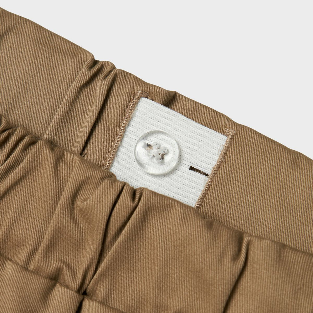 De nage baggy broek in de kleur sepia tint van het merk Lil' Atelier is de perfecte mix van stijl en comfort voor je kleintje. Gemaakt van zacht, ademend biologisch katoen, voelt deze broek heerlijk aan op de huid. VanZus