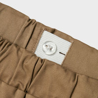 De nage baggy broek in de kleur sepia tint van het merk Lil' Atelier is de perfecte mix van stijl en comfort voor je kleintje. Gemaakt van zacht, ademend biologisch katoen, voelt deze broek heerlijk aan op de huid. VanZus
