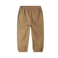 De nage baggy broek in de kleur sepia tint van het merk Lil' Atelier is de perfecte mix van stijl en comfort voor je kleintje. Gemaakt van zacht, ademend biologisch katoen, voelt deze broek heerlijk aan op de huid. VanZus
