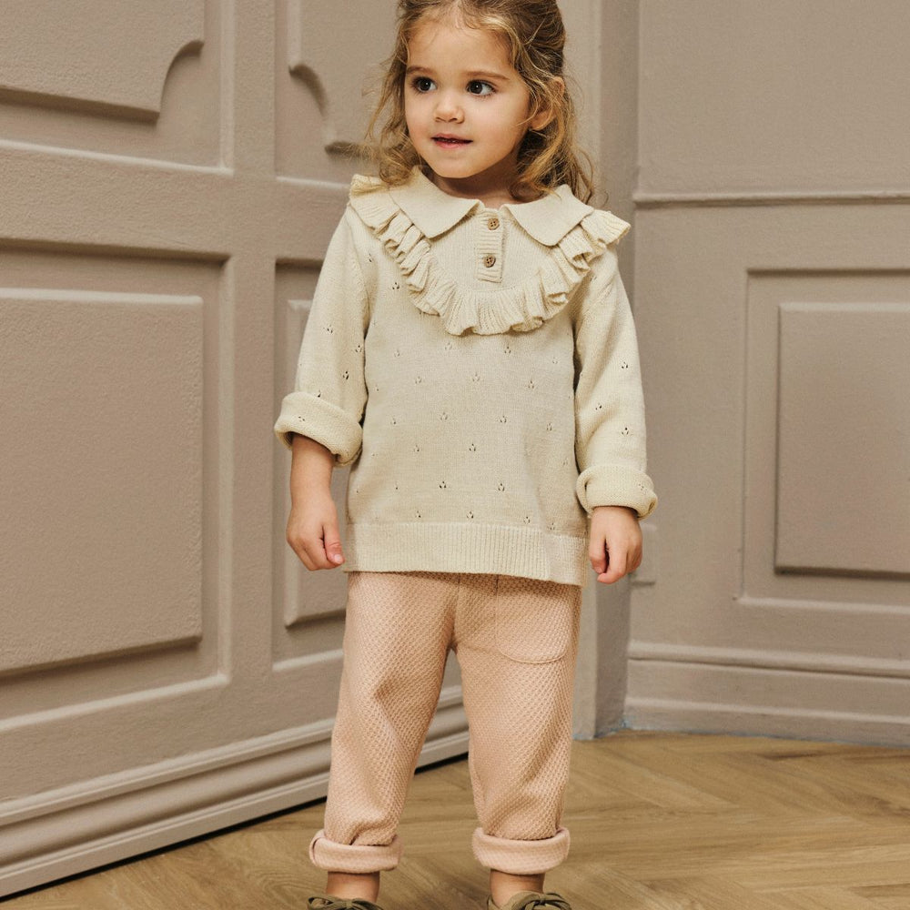 Het nakita knit shirt in de kleur turtledove is niet zomaar een trui, maar een echte eyecatcher! Dit truitje zit niet alleen heel lekker, hij is dan ook gemaakt van biologisch katoen, en ziet er heel cute uit. VanZus
