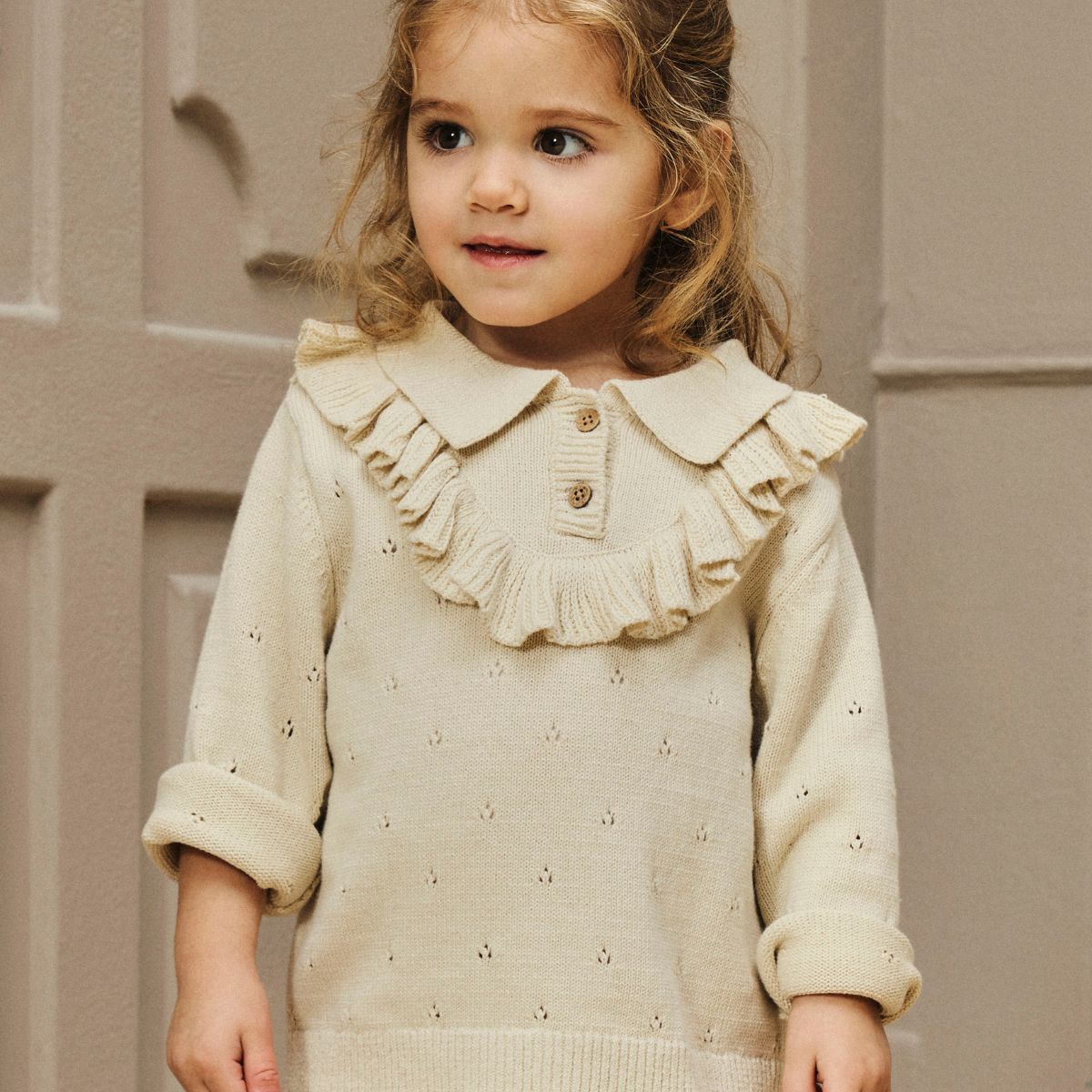 Het nakita knit shirt in de kleur turtledove is niet zomaar een trui, maar een echte eyecatcher! Dit truitje zit niet alleen heel lekker, hij is dan ook gemaakt van biologisch katoen, en ziet er heel cute uit. VanZus