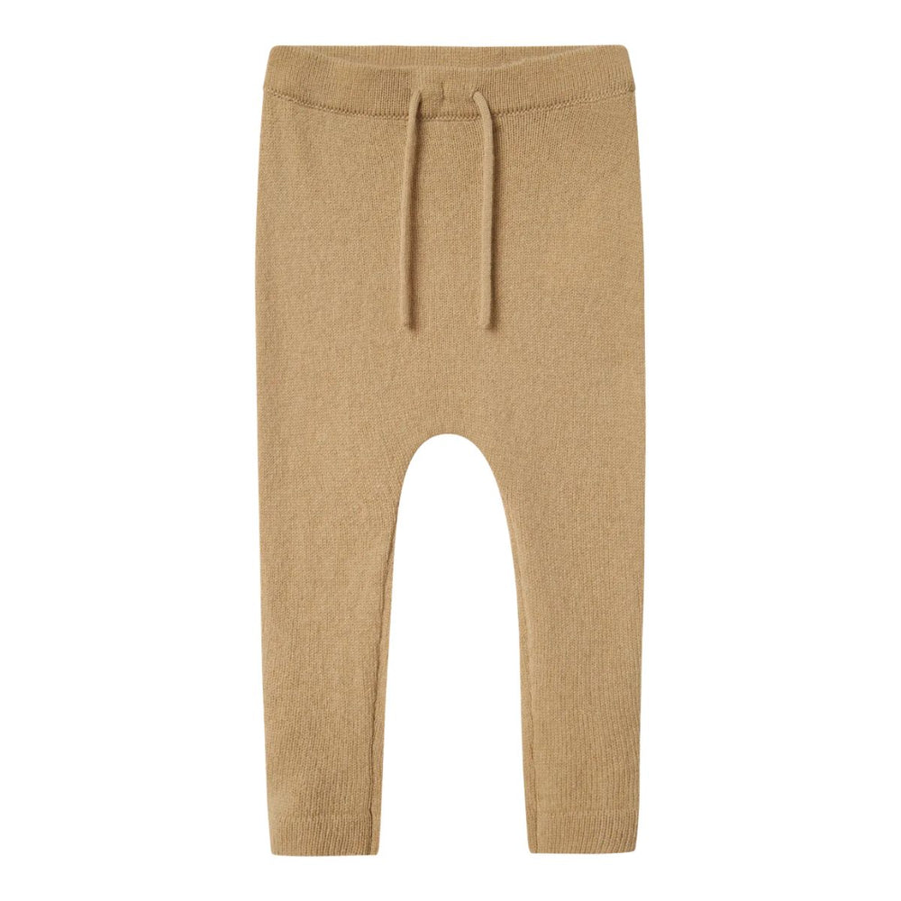 Ontdek de Lil' Atelier nalio knit broek in de kleur safari melange. Zachte, duurzame broek van wol en kasjmier met verstelbare taille, perfect voor elk seizoen. Comfort en stijl in één! VanZus