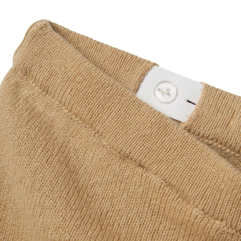 Ontdek de Lil' Atelier nalio knit broek in de kleur safari melange. Zachte, duurzame broek van wol en kasjmier met verstelbare taille, perfect voor elk seizoen. Comfort en stijl in één! VanZus