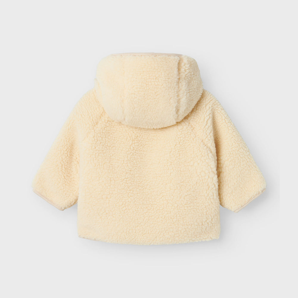 Hoe schattig is de dit nalo sherpa jasje in de kleur sandshell van het Nederlandse merk Lil Atelier? Dit lieve jasje is de ideale jas voor de wintermaanden! Deze jas is een echte blikvanger en ook nog eens heel warm! VanZus