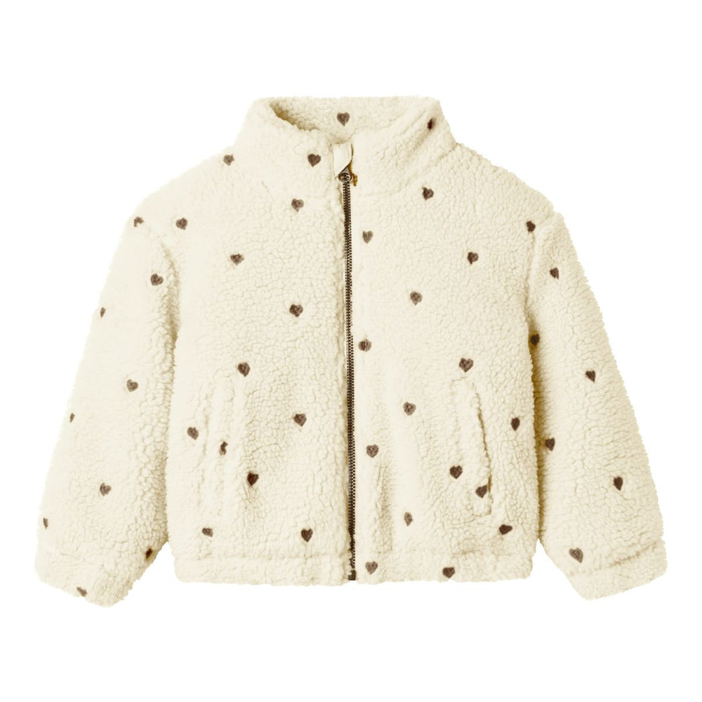Hoe schattig is de nalo jas in de kleur turtledove hearts van het Nederlandse merk Lil' Atelier? Het jasje is te dragen in alle seizoenen, als tussenjas, vestje of zomerjasje. En door de print met hartjes is de jas echt een blikvanger. VanZus