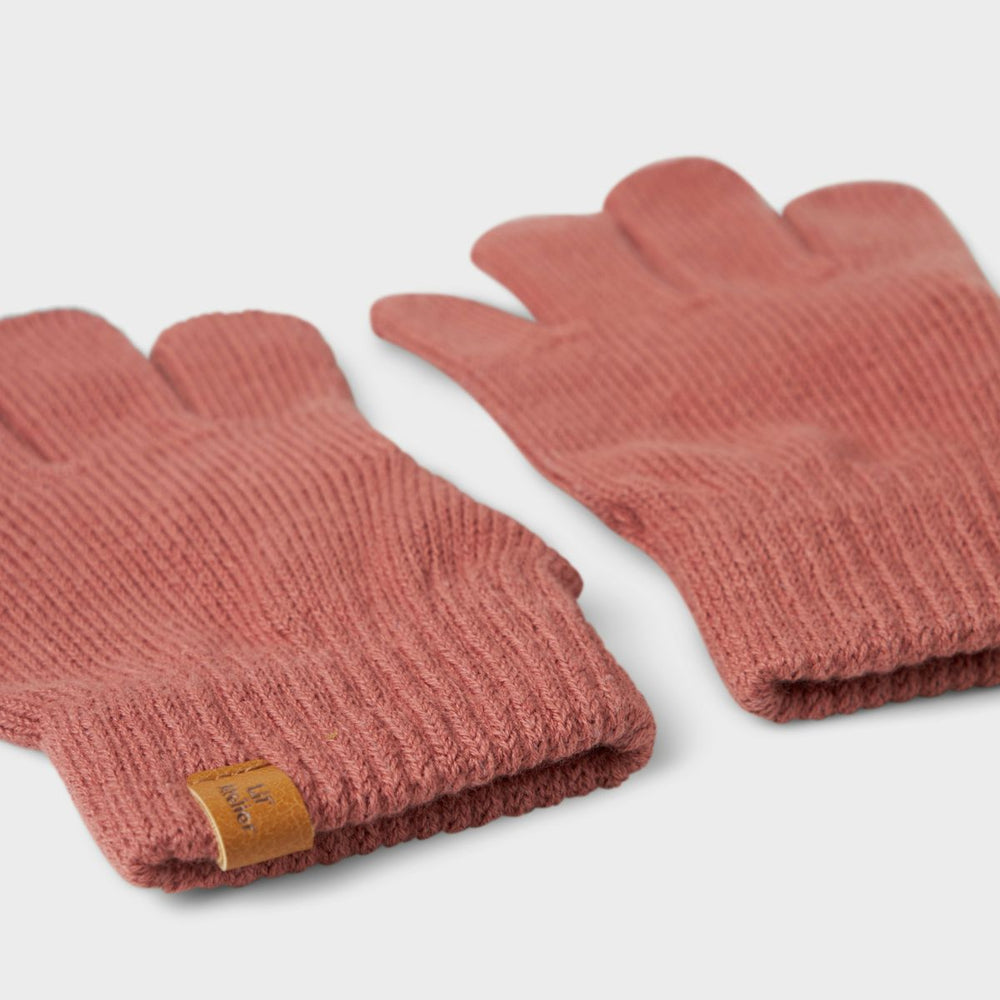 De Lil' Atelier nalu knit handschoenen in de kleur withered rose zijn de perfecte finishing touch voor de winteroutfit van je kleintje. De handschoentjes zijn gemaakt van een zachte gebreide stof en houden de handen lekker warm tijdens de koude dagen. VanZus