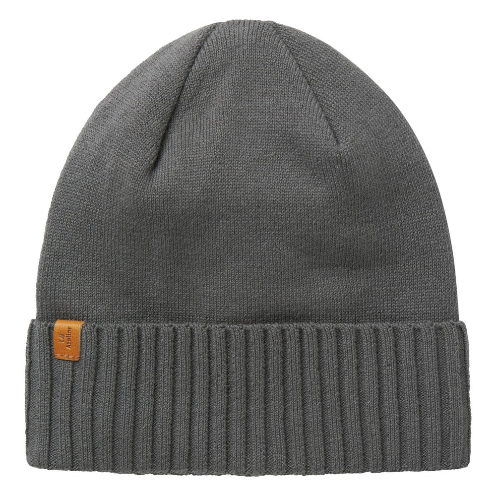 De Lil' Atelier nalu knit muts in poppy seed is de perfecte finishing touch voor de winteroutfit van je kleintje. De muts is gemaakt van een zachte gebreide stof en houdt het hoofdje lekker warm tijdens de koude dagen. VanZus