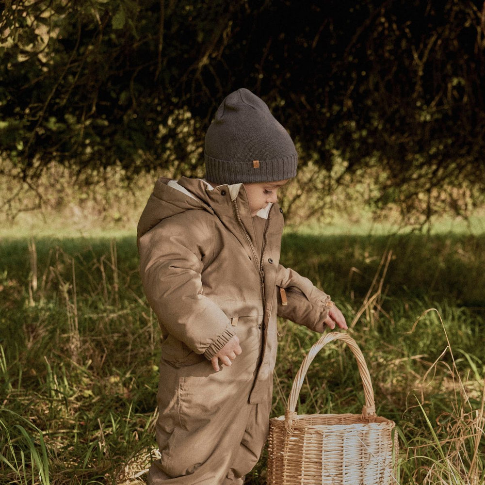 De Lil' Atelier nalu knit muts in poppy seed is de perfecte finishing touch voor de winteroutfit van je kleintje. De muts is gemaakt van een zachte gebreide stof en houdt het hoofdje lekker warm tijdens de koude dagen. VanZus
