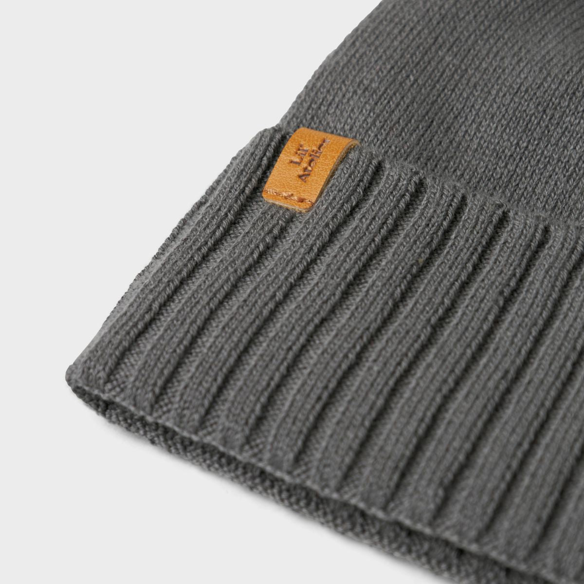 De Lil' Atelier nalu knit muts in poppy seed is de perfecte finishing touch voor de winteroutfit van je kleintje. De muts is gemaakt van een zachte gebreide stof en houdt het hoofdje lekker warm tijdens de koude dagen. VanZus