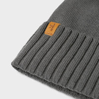 De Lil' Atelier nalu knit muts in poppy seed is de perfecte finishing touch voor de winteroutfit van je kleintje. De muts is gemaakt van een zachte gebreide stof en houdt het hoofdje lekker warm tijdens de koude dagen. VanZus