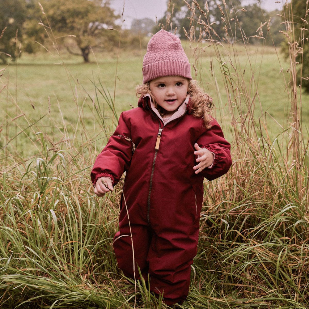 De Lil' Atelier nalu gebreide muts in de kleur withered rose is de perfecte finishing touch voor de winteroutfit van je kleintje. De muts is gemaakt van een zachte gebreide stof en houdt het hoofdje lekker warm tijdens de koude dagen. VanZus