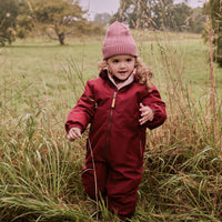 De Lil' Atelier nalu gebreide muts in de kleur withered rose is de perfecte finishing touch voor de winteroutfit van je kleintje. De muts is gemaakt van een zachte gebreide stof en houdt het hoofdje lekker warm tijdens de koude dagen. VanZus