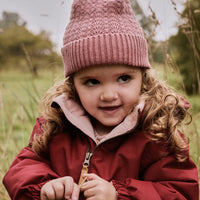 De Lil' Atelier nalu gebreide muts in de kleur withered rose is de perfecte finishing touch voor de winteroutfit van je kleintje. De muts is gemaakt van een zachte gebreide stof en houdt het hoofdje lekker warm tijdens de koude dagen. VanZus