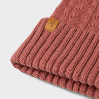 De Lil' Atelier nalu gebreide muts in de kleur withered rose is de perfecte finishing touch voor de winteroutfit van je kleintje. De muts is gemaakt van een zachte gebreide stof en houdt het hoofdje lekker warm tijdens de koude dagen. VanZus