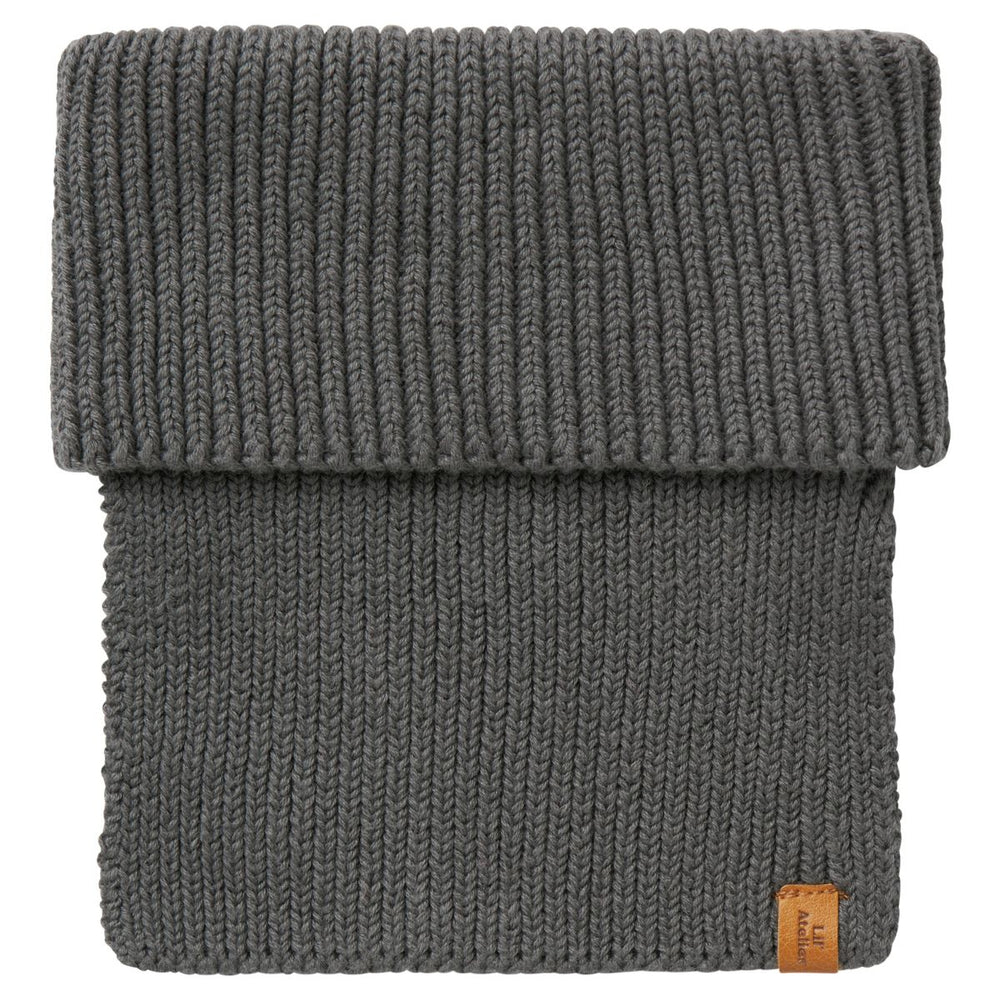 Houd het nekje van je kleintje lekker warm met de nalu knit tube sjaal in de kleur poppy seed van het merk Lil' Atelier. Deze warme en zachte sjaal is ideaal voor de kouder wintermaanden en ziet er ook nog eens heel stijlvol uit! VanZus
