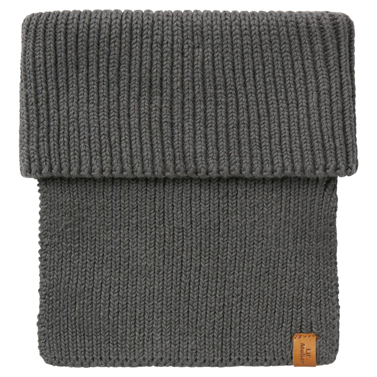 Houd het nekje van je kleintje lekker warm met de nalu knit tube sjaal in de kleur poppy seed van het merk Lil' Atelier. Deze warme en zachte sjaal is ideaal voor de kouder wintermaanden en ziet er ook nog eens heel stijlvol uit! VanZus