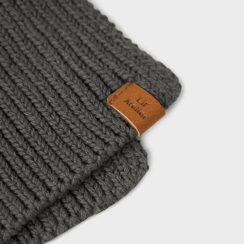 Houd het nekje van je kleintje lekker warm met de nalu knit tube sjaal in de kleur poppy seed van het merk Lil' Atelier. Deze warme en zachte sjaal is ideaal voor de kouder wintermaanden en ziet er ook nog eens heel stijlvol uit! VanZus